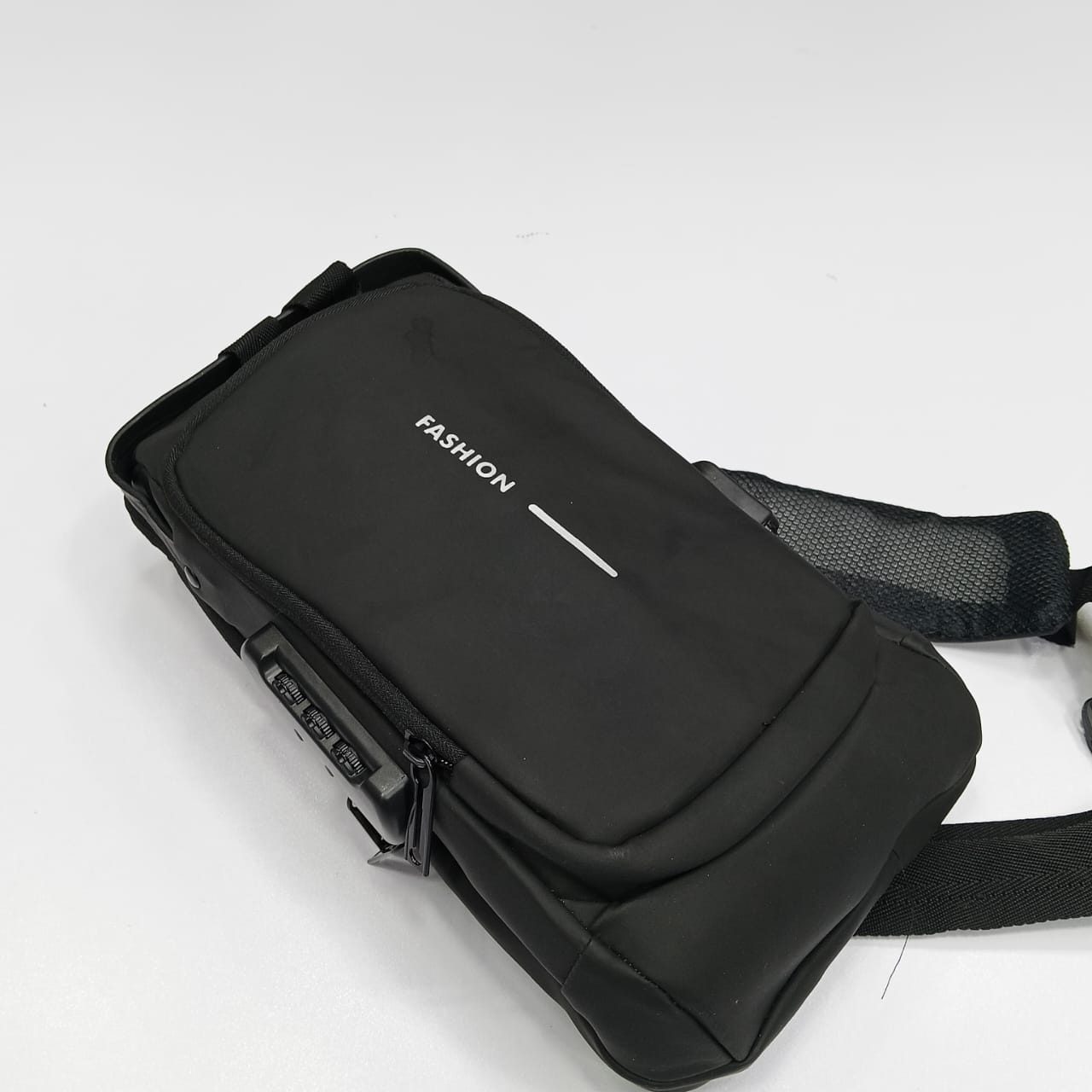 USB charging sport sling Anti-theft shoulder bag (Black)